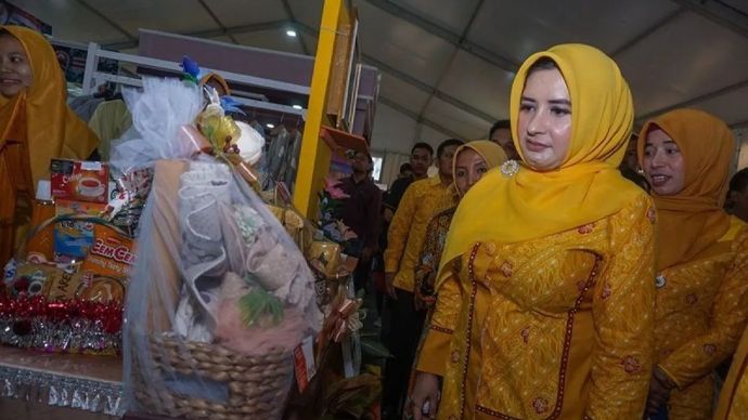 Arsip foto - Bupati Pekalongan Fadia Arafiq (kedua kanan) meninjau produk UMKM yang dipamerkan saat Pekan Raya Kajen 2023 di Kabupaten Pekalongan, Jawa Tengah, Selasa, 22 Agustus 2023. ANTARA FOTO/Harviyan Perdana Putra/aww/pri.