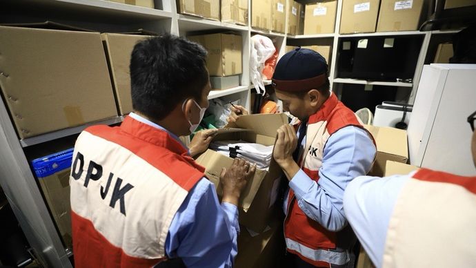 Otoritas Jasa Keuangan (OJK) melakukan penggeledahan di kantor PT MASI (Mirae Asset Sekuritas Indonesia) yang berlokasi di kawasan Sudirman Central Business District, Jakarta, Rabu, 4 Maret 2026.
