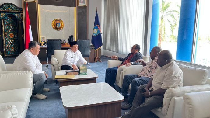 Staf Khusus Menteri HAM RI saat bertemu Bupati Lombok Barat Lalu Muhammad Zainudin di Kantornya, Rabu, 4 Maret 2026.