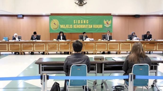 Komisi Yudisial dan Mahkamah Agung menjatuhkan sanksi pemecetan dan nonpalu kepada dua hakim karena terbukti berselingkuh saat masih terikat pernikahan dalam Sidang Majelis Kehormatan Hakim di Gedung Mahkamah Agung, Jakarta, Selasa, 3 Maret 2026. ANTARA/HO-Komisi Yudisial.