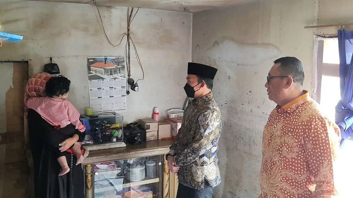 Mendukbangga/Kepala BKKBN Wihaji (dua dari kanan) saat mengunjungi keluarga risiko stunting sekaligus mengantarkan MBG 3B di Kecamatan Cipanas, Kabupaten Cianjur, Jawa Barat, Rabu, 4 Maret 2026. ANTARA/Lintang Budiyanti Prameswari.