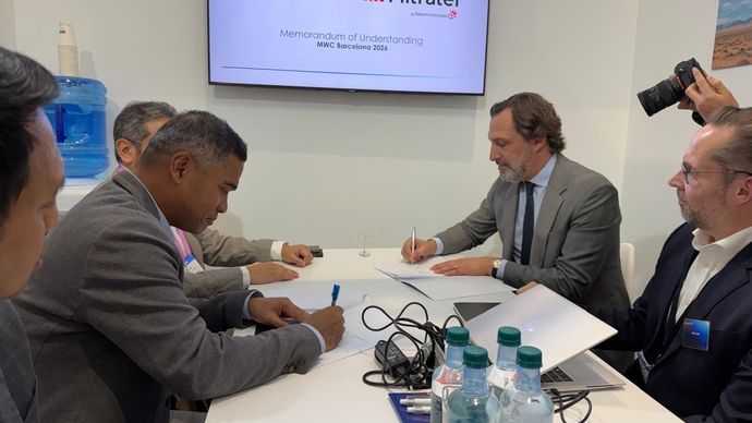 CEO Mitratel Theodorus Ardi Hartoko (kiri) dan CEO AALTO Hughes Boulnois (kanan)  menandatangani Nota Kesepahaman (MoU) pada rangkaian agenda Mobile World Congress (MWC) di Barcelona, Senin, 2 Maret 2026.