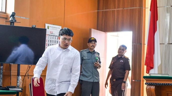 Terdakwa dugaan kasus penghinaan terhadap Suku Sunda Muhammad Adimas Firdaus Putra Nasihan alias Resbob memasuki ruangan untuk menjalani sidang di Pengadilan Negeri Bandung, Jawa Barat, Rabu 4 Maret 2026. Dalam sidang yang beragendakan pembelaan terdakwa tersebut, Resbob melalui kuasa hukumnya meminta agar majelis hakim memindahkan persidangan dugaan kasus penghinaan terhadap Suku Sunda ke Pengadilan Negeri Surabaya sesuai dengan locus delicti atau tempat kejadian perkara. ANTARA FOTO/Raisan Al Farisi/bar