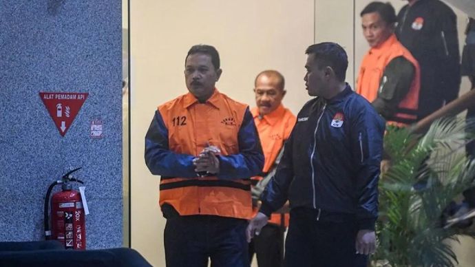 Tersangka kasus dugaan tindak pidana korupsi terkait pemerasan dengan modus fee proyek dan dana CSR serta penerimaan lainnya atau gratifikasi di lingkungan Pemerintah Kota Madiun Maidi (kiri) usai menjalani pemeriksaan di Gedung KPK Merah Putih, Jakarta, Selasa 20 Januari 2026. ANTARA FOTO/Muhammad Adimaja/rwa/am.