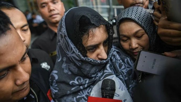Bupati Pekalongan Fadia Arafiq (tengah) berjalan usai menjalani pemeriksaan di gedung KPK Merah Putih, Jakarta, Rabu, 4 Maret 2026. ANTARA FOTO/Muhammad Adimaja/bar/am