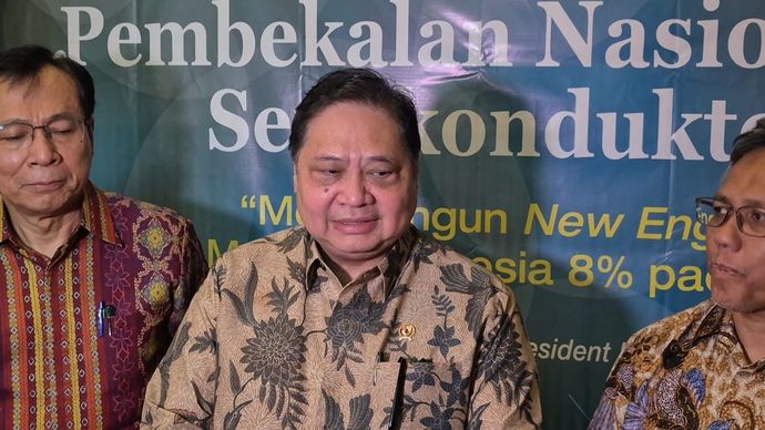Menteri Koordinator Bidang Perekonomian Airlangga Hartarto merespons sorotan Lembaga pemeringkat Fitch Ratings terhadap sovereign wealth fund Danantara dalam laporan terbaru yang menurunkan outlook peringkat utang Indonesia menjadi negatif. 