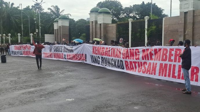Pendemo di depan Gedung DPR RI. 