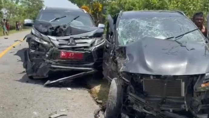 Kondisi dua mobil Kadis Pemprov Sultra yang mengalami kecelakaan saat menuju ke Baubau, Sulawesi Tenggara, Kamis, 5 Maret 2026. (ANTARA/HO-Pemprov Sultra)
