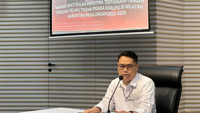 Deputi Penindakan dan Eksekusi Komisi Pemberantasan Korupsi Asep Guntur Rahayu memberikan keterangan seputar kasus dugaan korupsi terkait pengadaan jasa outsourcing atau tenaga alih daya dan pengadaan lainnya di lingkungan Pemerintah Kabupaten Pekalongan tahun anggaran 2023-2026, di Gedung Merah Putih KPK, Jakarta, Rabu, 4 Maret 2026. (ANTARA/Rio Feisal)