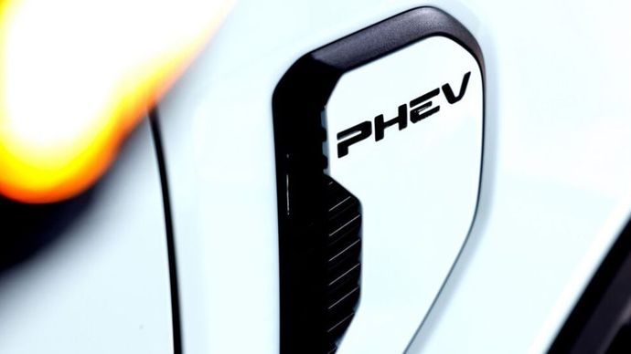 Mobil plug-in hybrid (PHEV) yang selama ini dianggap sebagai "jembatan" antara mesin bensin dan mobil listrik murni justru menuai kritik tajam. (Foto: Istimewa) 