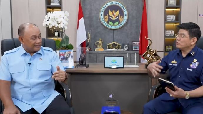 Kepala Badan Gizi Nasional RI Dadan Hindayana saat berbincang dengan Eddy Wijaya di podcast EdShareOn. 