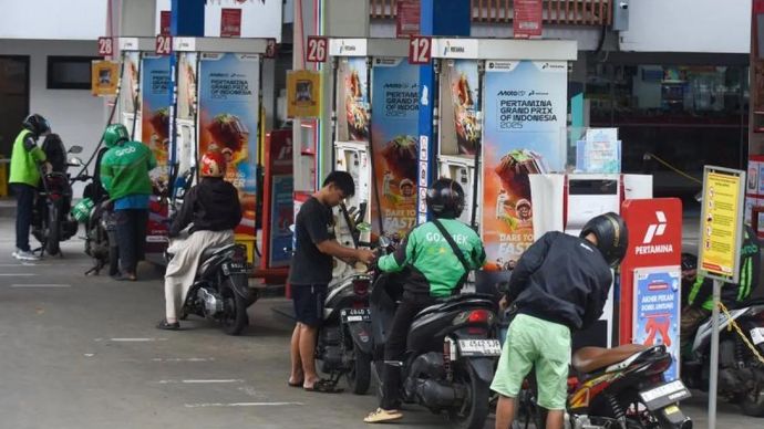 Pengendara motor antre mengisi BBM di salah satu SPBU kawasan Kuningan, Jakarta, Minggu 1 Maret 2026. PT Pertamina (Persero) melakukan penyesuaian harga BBM non subsidi yang berlaku mulai 1 Maret 2026 yakni harga Pertamax (RON 92) dari Rp11.800 per liter menjadi Rp12.300 per liter, Pertamax Green (RON 95) dari Rp12.450 per liter menjadi Rp12.900 per liter, Pertamax Turbo (RON 98) dari Rp12.700 menjadi Rp13.100 per liter, Dexlite dari Rp13.250 per liter menjadi Rp14.200 per liter, Pertamina Dex dari Rp13.500 per liter menjadi Rp14.500 per liter. ANTARA FOTO/Indrianto Eko Suwarso/bar