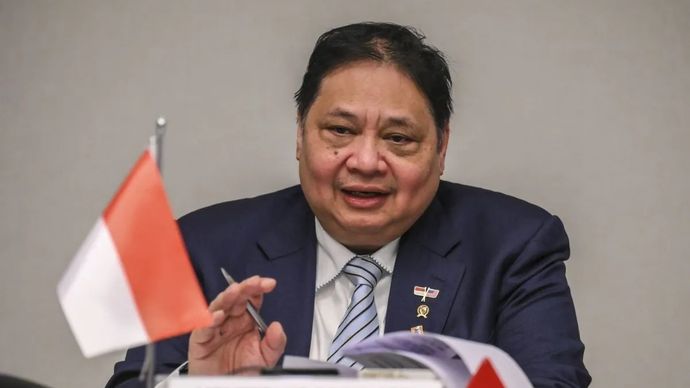 Menko Perekonomian Airlangga Hartarto menyampaikan keterangan pers terkait perjanjian perdagangan timbal balik Indonesia-AS di Washington DC, Amerika Serikat, Kamis, 19 Februari 2026. Pemerintah Indonesia-AS resmi menandatangani perjanjian perdagangan timbal balik dengan pengenaan tarif sebesar 19 persen terhadap produk-produk asal Indonesia dengan pengecualian khusus bagi produk-produk tertentu seperti tekstil dan garmen. ANTARA FOTO/Hafidz Mubarak A/nym.