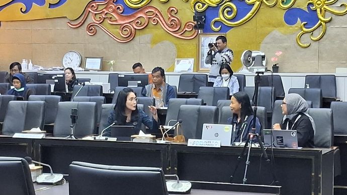 Anggota DPR RI yang juga Ketua Umum Konfederasi Rakyat Pekerja Indonesia, Rieke Diah Pitaloka, saat rapat dengan Baleg DPR. 