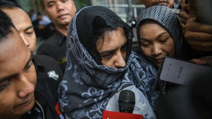 Bupati Pekalongan Fadia Arafiq (tengah) berjalan usai menjalani pemeriksaan di gedung KPK Merah Putih, Jakarta, Rabu 4 Maret 2026. ANTARA FOTO/Muhammad Adimaja/bar.