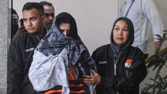 Bupati Pekalongan Fadia Arafiq (tengah) berjalan usai menjalani pemeriksaan di gedung Merah Putih KPK, Jakarta, Rabu 4 Maret 2026. KPK resmi menahan Fadia Arafiq usai terjaring operasi tangkap tangan (OTT) dengan dugaan tindak pidana korupsi pengadaa