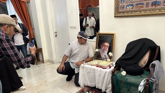 Masyarakat mengambil dokumentasi dengan foto Pemimpin Tertinggi Iran, Ayatollah Seyyed Ali Khamenei di kediaman Duta Besar Republik Islam Iran, Menteng, Jakarta, Kamis, 5 Maret 2026.