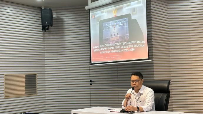 Deputi Penindakan dan Eksekusi Komisi Pemberantasan Korupsi Asep Guntur Rahayu memberikan keterangan seputar kasus dugaan korupsi terkait pengadaan jasa outsourcing atau tenaga alih daya dan pengadaan lainnya di lingkungan Pemerintah Kabupaten Pekalongan tahun anggaran 2023-2026, di Gedung Merah Putih KPK, Jakarta, Rabu, 4 Maret 2026. (ANTARA/Rio Feisal)