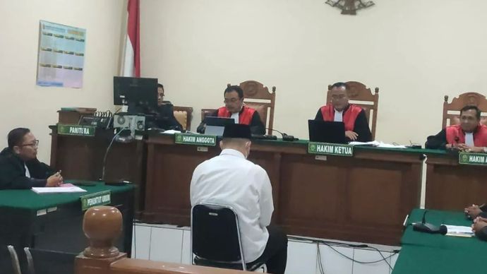 Mahasiswa Universitas Diponegoro (Undip) Semarang Chiko Raditya Agung Putra saat menjalani sidang di PN Semarang, Kamis. ANTARA/I.C. Senjaya