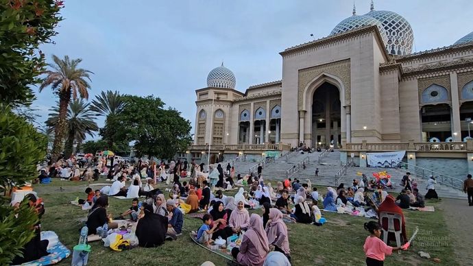 Ramainya suasana ngabuburit dan berburu takjil di Lhokseumawe, Aceh, menjelang berbuka puasa seperti menandakan pemulihan bencana berjalan lebih cepat.