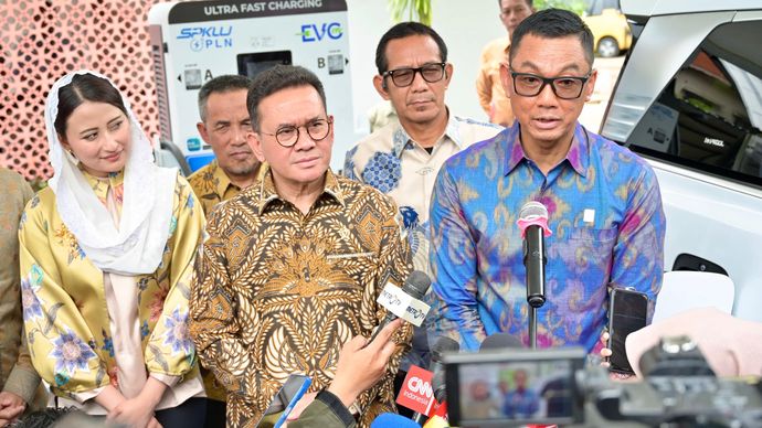 Menteri Perdagangan RI, Budi Santoso (tengah) didampingi Wakil Menteri Perdagangan RI, Dyah Roro Esti Widya Putri (kiri), Sekretaris Jenderal Kementerian Perdagangan, Isy Karim (kedua dari kiri), Direktur Utama PLN, Darmawan Prasodjo (kanan), dan General Manager PLN UID Jakarta Raya, Moch. Andy Adchaminoerdin (kedua dari kanan) saat memberikan keterangan kepada media usai peresmian SPKLU di lingkungan Kementerian Perdagangan, Jakarta, Kamis, 5 Maret 2026.