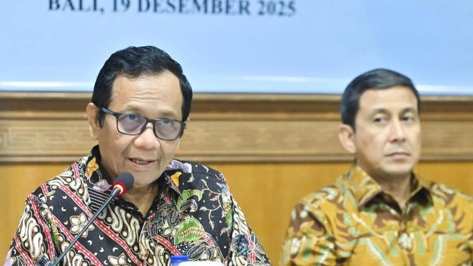 Arsip - Anggota Komisi Percepatan Reformasi Polri (KPRP) Mahfud MD (kiri) dan Ahmad Dofiri&Acirc; (kanan) menyampaikan paparannya saat kegiatan Serap Aspirasi KPRP di Universitas Udayana, Denpasar, Bali, Jumat 19 Desember 2025. Kegiatan tersebut diselenggarakan untuk menyerap aspirasi dari perwakilan berbagai komponen masyarakat seperti akademisi, mahasiswa dan tokoh masyarakat dalam upaya perbaikan dan reformasi Polri. ANTARA FOTO/Fikri Yusuf/nym. (ANTARA FOTO/FIKRI YUSUF)