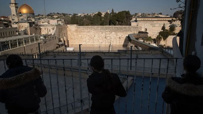 YERUSALEM, 6 Maret (Xinhua) -- Kepolisian Israel memperketat keamanan di seluruh Kota Tua Yerusalem, menutup Tembok Ratapan dan alun-alunnya di tengah ketegangan regional yang terus berlanjut