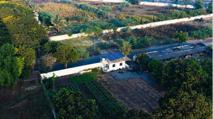 Sebuah rumah dengan panel surya di atapnya di Gujarat, India. Negara-negara berkembang perlu merancang ulang pembiayaan iklim untuk menarik modal swasta.