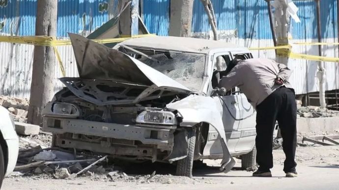 Arsip - Seorang pria memeriksa kendaraan yang rusak akibat serangan AS-Israel di Teheran, Iran, 4 Maret 2026. (ANTARA/Xinhua/Shadati)