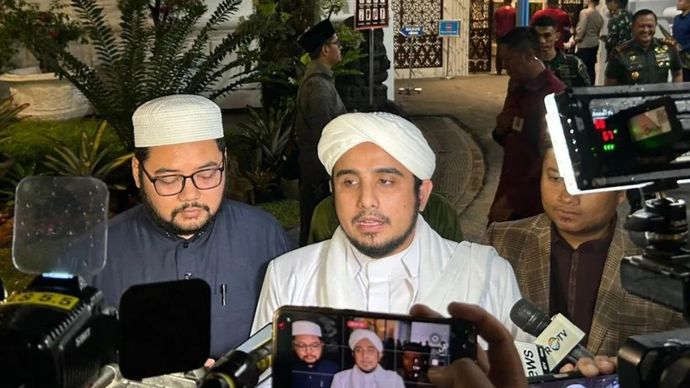 Sekretaris Majelis Syura DPP Front Pembela Islam (FPI) Habib Hanif Alatas menjawab pertanyaan wartawan di Kompleks Istana Kepresidenan, Jakarta, Kamis (5/3/2026). ANTARA/Maria Cicilia Galuh
