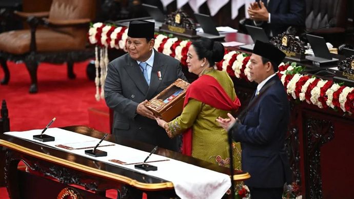 Arsip - Presiden Prabowo Subianto (kiri) menyerahkan dokumen pengantar RUU tentang APBN Tahun Anggaran 2026 beserta Nota Keuangan kepada Ketua DPR Puan Maharani (tengah) disaksikan Ketua DPD Sultan Bachtiar Najamudin dalam Sidang Paripurna Pembukaan Masa Persidangan I DPR Tahun Sidang 2025-2026 di Gedung Nusantara, Kompleks Parlemen, Jakarta, Jumat 15 Agustus 2025. (ANTARAFOTO/Dhemas Reviyanto/sgd/YU)