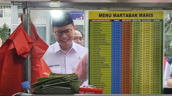 Kepala Badan Pengawas Obat dan Makanan (BPOM) Taruna Ikrar membeli martabak untuk dites sampelnya dalam inspeksi mendadak di Jakarta, Rabu 4 Maret 2026. ANTARA/Mecca Yumna