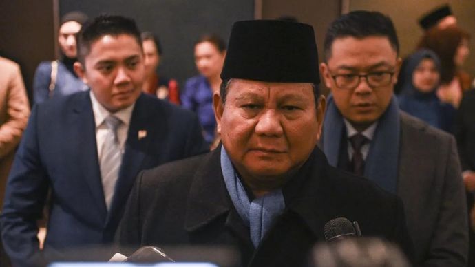 Arsip - Presiden Prabowo Subianto (tengah) didampingi Menlu Sugiono (kanan) dan Sekretaris Kabinet Teddy Indra Wijaya (kiri) memberikan keterangan kepada wartawan di Washington DC, Amerika Serikat, Sabtu 21 Januari 2026. Presiden Prabowo Subianto men