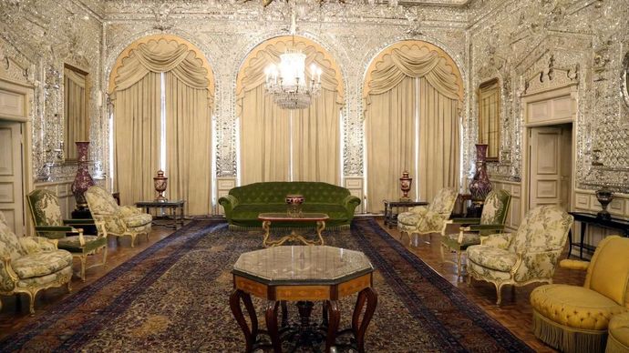 Foto dokumentasi yang diabadikan pada 12 Desember 2022 ini menunjukkan bagian dalam Istana Golestan di Teheran, Iran. (Xinhua/Shadati)