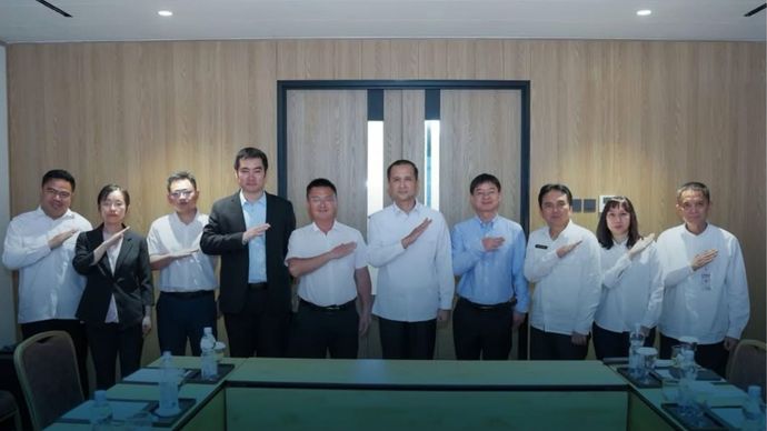 Mentrans Iftitah bersama tim peneliti China National Rice Research Institute (CNRRI).