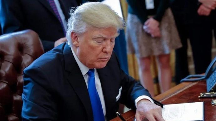 Arsip - Presiden AS Donald Trump menandatangani perintah eksekutif di Washington, Amerika Serikat. (ANTARA/Anadolu/py/pri)