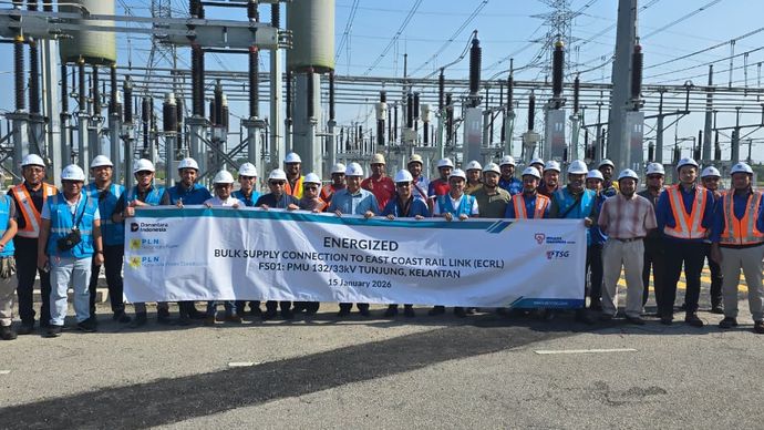 Para personel PLN Group bersama Tim Tenaga Switchgear (TSG) dan Tenaga Nasional Berhad (TNB) ketika menandai penyelesaian pekerjaan Substation 132 kV Tunjung, Kelantan yang menjadi bagian dari The East Coast Rail Link (ECRL).
