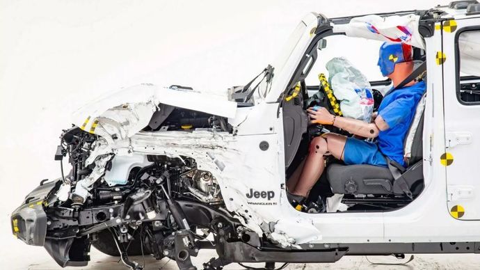 Jeep Wrangler akhirnya menyelesaikan uji coba terbalik yang menjadi masalah selama bertahun-tahun. (Foto: Istimewa via Carscoop)