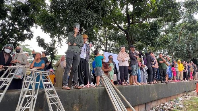 Warga saksikan pemakaman penyanyi Vidi Aldiano. 