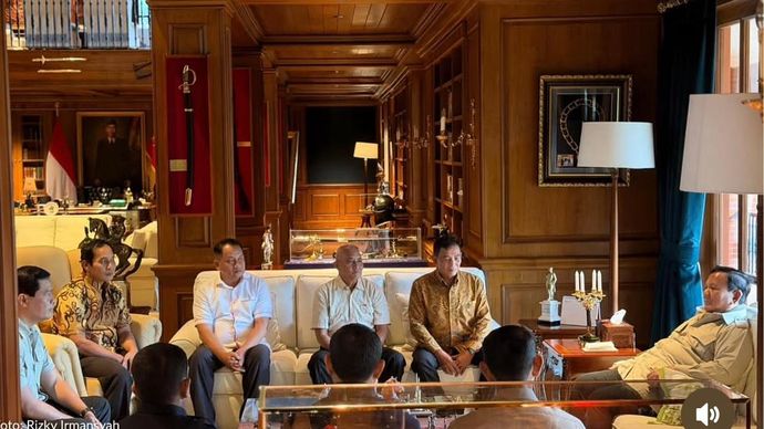 Presiden Prabowo saat bertemu dengan eks ajudan dan pengawal. 