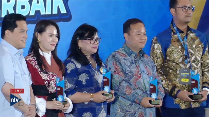 Direktur Nusantara TV bersama Menpora Erick Thohir dan Penerima Penghargaan