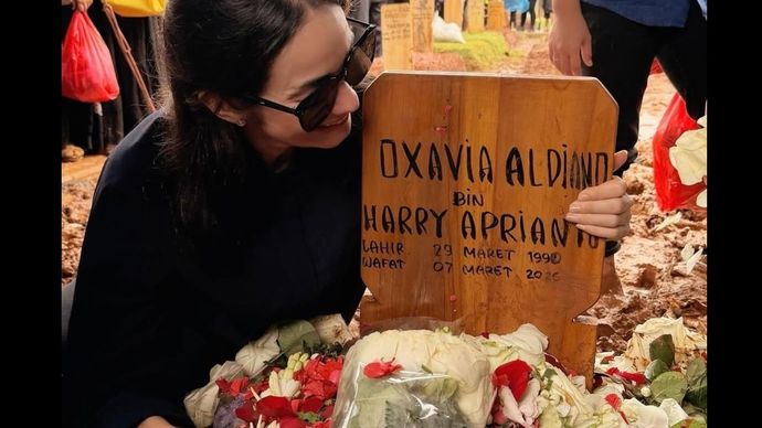 Enzy Storia di makam Vidi Aldiano. 