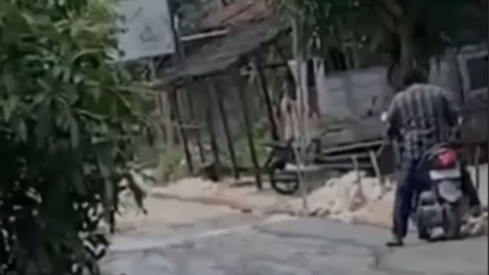 Warga Terobos Jalan Baru di Cor