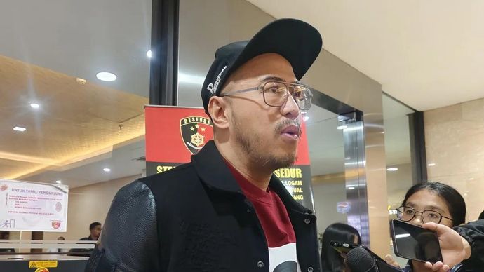 Komika Pandji Pragiwaksono berbicara dengan awak media di Gedung Bareskrim Polri, Jakarta, Senin 9 Maret 2026. (ANTARA/Nadia Putri Rahmani)