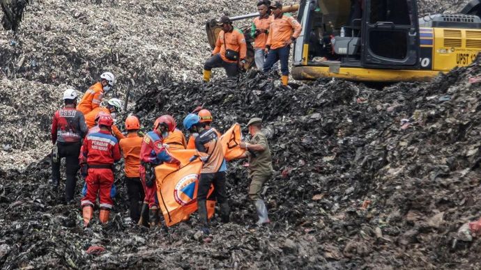 Sejumlah petugas gabungan memindahkan korban longsor gunungan sampah ke kantung jenazah usai ditemukan di Tempat Pengolahan Sampah Terpadu (TPST) Bantargebang, Bekasi, Jawa Barat, Senin (9/3/2026). Berdasarkan data sementara dari Basarnas DKI Jakarta pada Senin (9/3) siang, sebanyak lima orang meninggal dunia dan empat lainnya masih dalam proses pencarian akibat longsoran sampah di TPST tersebut. ANTARA FOTO/Darryl Ramadhan/foc.