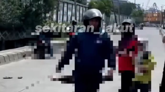 Kecelakaan terjadi antara seorang pria pengendara sepeda motor beat yang diduga menjadi korban kecelakaan tabrak lari dengan sebuah mobil truck/kontainer di Jalan R.E Martadinata arah Tanjung Priok (titik kenal sebelum terminal),Tanjung Priok Jakarta Utara