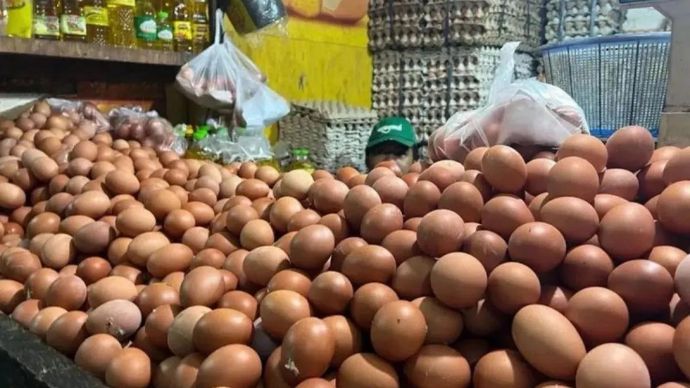 Komoditas telur yang dijual pedagang di Pasar Johar, Jakarta. (ANTARA/Harianto)