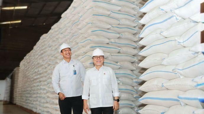 Perum BULOG memastikan ketersediaan stok pangan pokok, khususnya beras dan minyak goreng. 