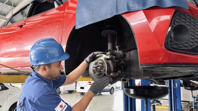 Teknisi Suzuki memeriksa sistem rem mobil di bengkel resmi. (Foto: Dok/Istimewa) 