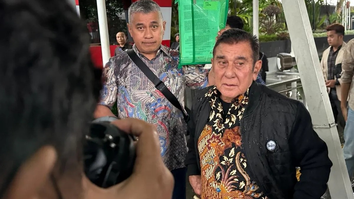 Ketua Umum Majelis Pimpinan Nasional Pemuda Pancasila Japto Soerjosoemarno (kanan) setelah memenuhi panggilan Komisi Pemberantasan Korupsi di Gedung Merah Putih KPK, Jakarta, Selasa (10/3/2026). (ANTARA/Rio Feisal)
